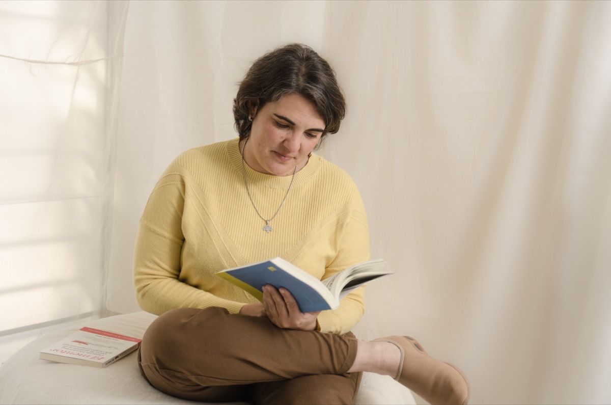 Laura Boggio leyendo, concentrada